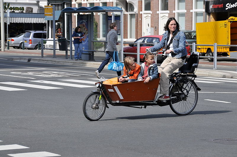 Vélo cargo avec des enfants
