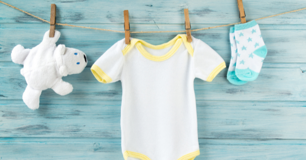 Jouets, vêtements : acheter des articles d'occasion pour son bébé ?