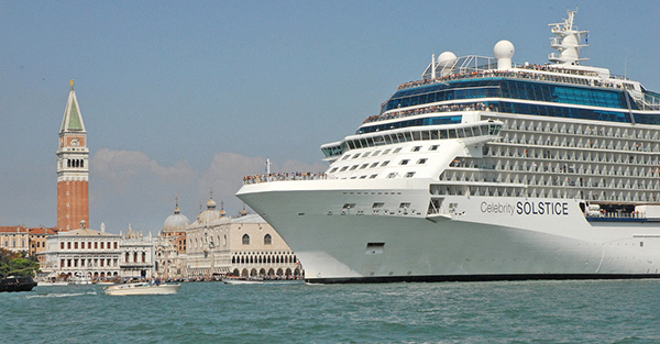 L'un des énormes bateaux de croisière qui font escale à Venise quotidiennement