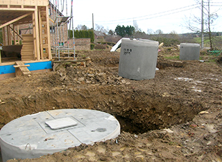 Installation d'une citerne d'eau de pluie enterrée en béton 