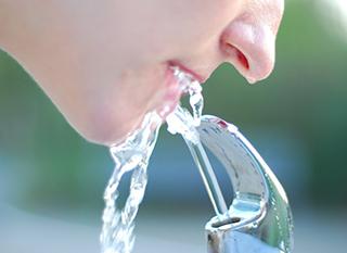 Pollution de l'eau potable : peut-on encore boire l'eau du robinet ?